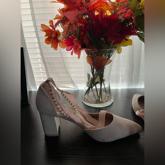Elegant Beige Block Heel Shoes with faux pearl anklet attachment. NWOT. - Picture 4 of 5